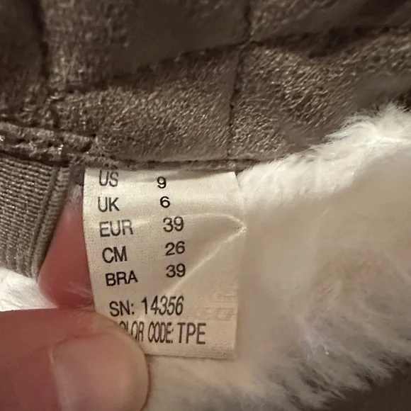 Sketchers Cozy Women's Ankle Boots with Faux Fur Lining NWOT - Picture 8 of 9